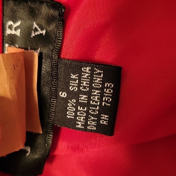 Silk skirt, Size 6 skirt with flirty hem. Beautiful red color. - Picture 3 of 8